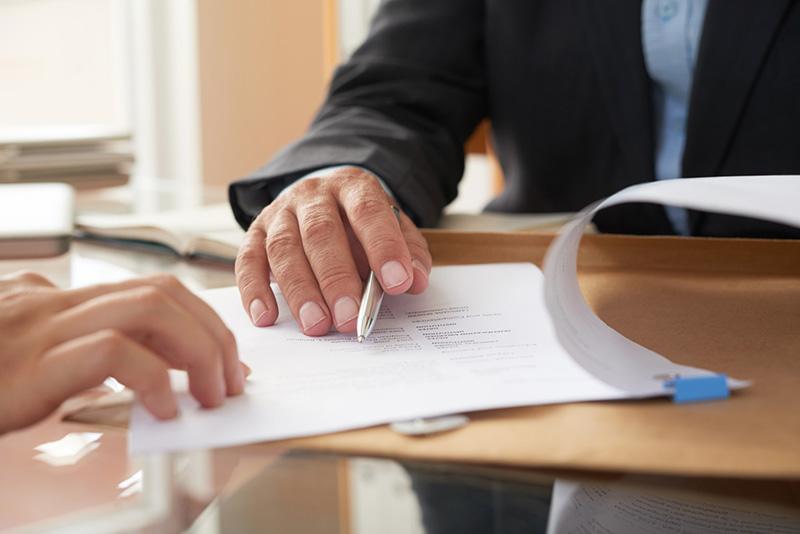 empresarios-que-firman-contrato